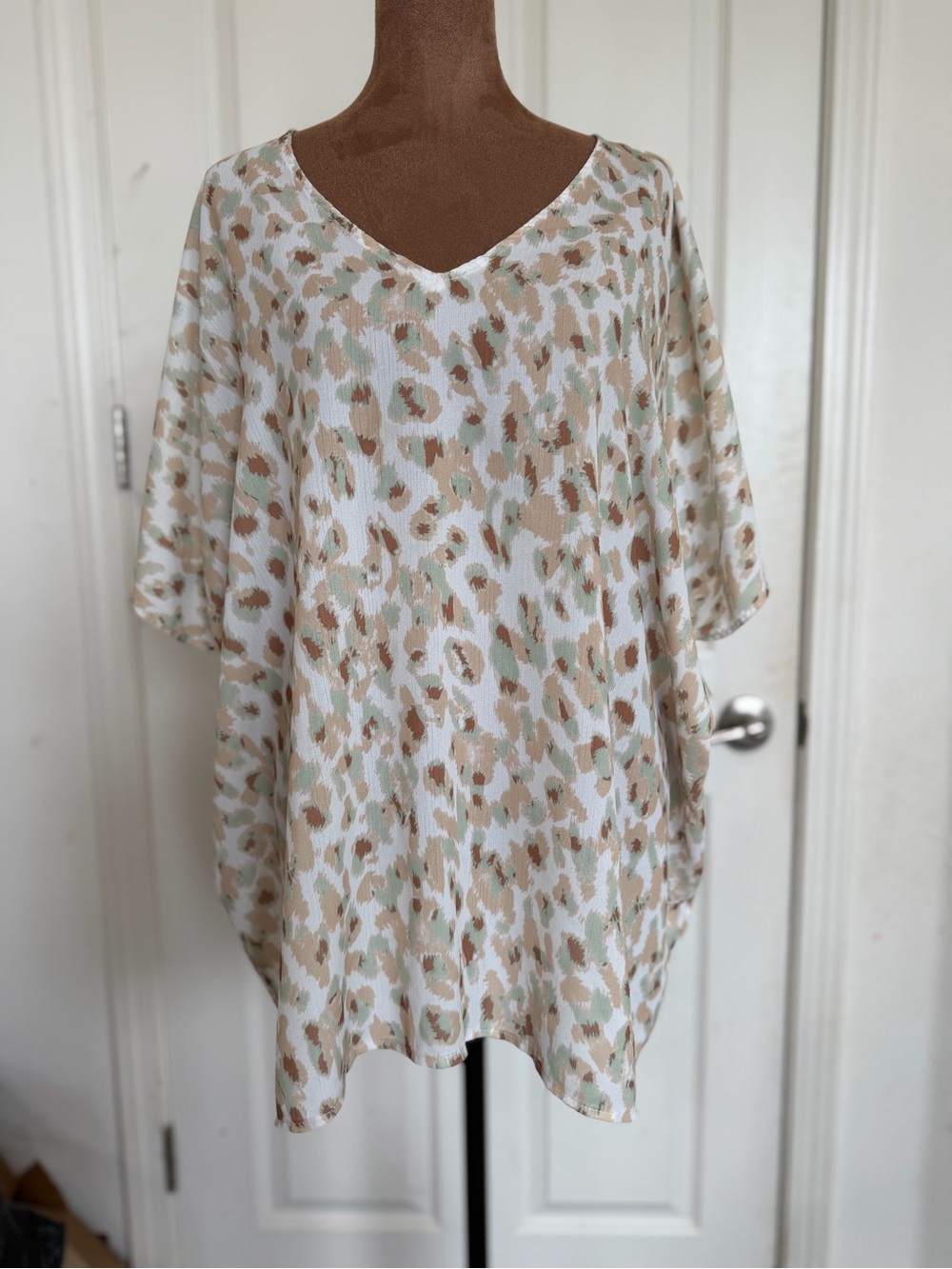 Davi & Dani Relaxed V-Neck Animal Print Top in Cream and Tan